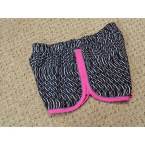 NEW Under Armour women's small (fitted) black/gray/pink shorts MSRP $65 - Picture 2 of 7